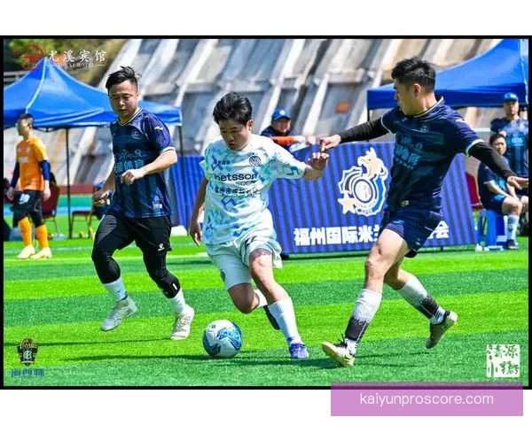 约4000名米兰球迷周六前往训练基地为球队加油助威超出预期人数